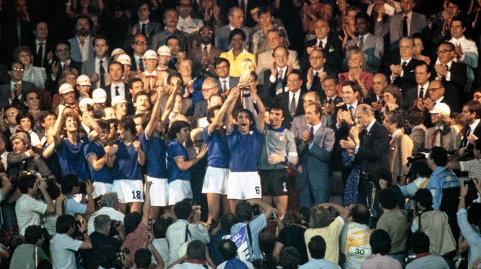 Italia, Piala Dunia 1982 MADRID, SPAIN - JULY 11: Claudio Gentile (#6) of Italy holds aloft the World Cup with team captain with goalkeeper Dino Zoff (right) after Italy's victory over West Germany in the 1982 FIFA World Cup final on July 11th, 1982 at the Bernabau Stadium in Madrid, Spain. (Photo by Allsport/Getty Images/Hulton Archive)