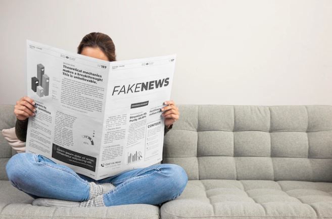 Perempuan membaca koran