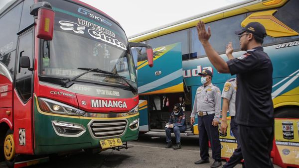 Jelang Nataru, Bus di Terminal Kalideres Diperiksa Kelaikannya