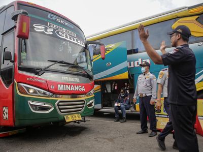 Jelang Nataru, Bus di Terminal Kalideres Diperiksa Kelaikannya