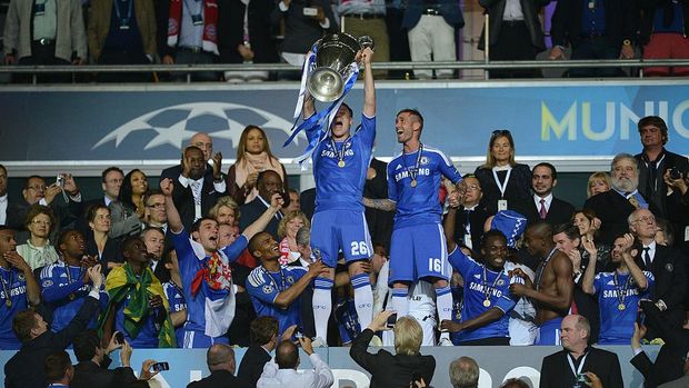 Chelsea's British defender John Terry (C) holds the trophy after the UEFA Champions League final football match between FC Bayern Muenchen and Chelsea FC on May 19, 2012 at the Fussball Arena stadium in Munich. Chelsea won 4-3 in the penalty phase. AFP PHOTO / ADRAN DENNIS        (Photo credit should read ADRIAN DENNIS/AFP/GettyImages)
