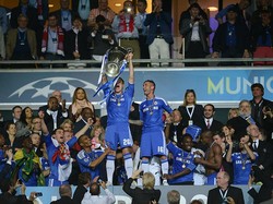 Sebelumnya lagi di tahun 2012 pada final Liga Champions. Chelsea yang pincang dan alami pergantian manajer di tengah musim, hadapi Bayern Munich dan finalnya di kandang Bayer pula (AFP via Getty Images/ADRIAN DENNIS)
