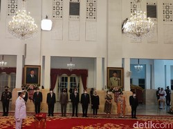 Jokowi Serahkan Tongkat Komando Panglima TNI ke Laksamana Yudo Margono