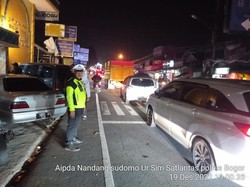 Lalin Puncak Dipadati Kendaraan Malam Ini, Polisi Disebar di 4 Titik Macet