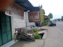 Ibu Bonceng 3 Anak Tabrak Bengkel Las di Jombang, 2 Tewas
