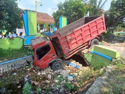 6 Kendaraan Terlibat Kecelakaan Karambol di Jombang, 4 Orang Dilarikan ke RS