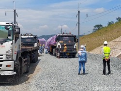 Bangkai Kereta Teknis KCJB yang Anjlok Dievakuasi