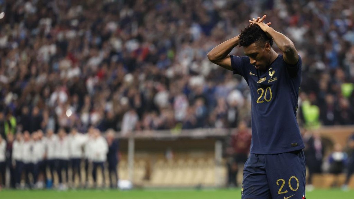 Kingsley Coman gagal mencetak gol dalam adu penalti melawan Argentina di final Piala Dunia 2022. Foto: Getty Images/Matthew Ashton - AMA