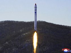 Jepang Murka Gegara Rudal Balistik Korut Jatuh di Wilayahnya