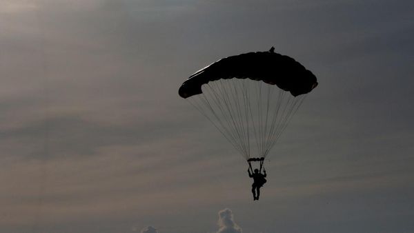 Mengintip Latihan Terjun Tempur Pasukan Elite Indonesia-AS