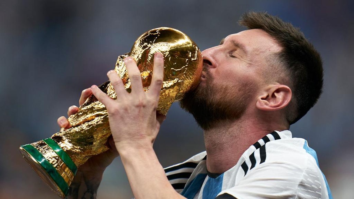 Messi mencium trofi Piala Dunia. Foto: Getty Images/Quality Sport Images