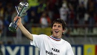 Penyerang Argentina Lionel Messi memegang trofi Kejuaraan Dunia Remaja FIFA 2005 setelah pertandingan melawan Nigeria di Utrecht, Belanda, (2/7/2005). Messi memenangkan kejuaraan, meraih bola emas dan sepatu emas. Messi telah berhasil mengumpulkan 40 trofi sejak berkarier pada 2004. Getty Images  