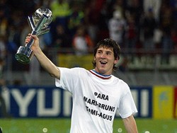 Penyerang Argentina Lionel Messi memegang trofi Kejuaraan Dunia Remaja FIFA 2005 setelah pertandingan melawan Nigeria di Utrecht, Belanda, (2/7/2005). Messi memenangkan kejuaraan, meraih bola emas dan sepatu emas. Messi telah berhasil mengumpulkan 40 trofi sejak berkarier pada 2004. Getty Images  