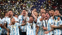 Messi selanjutnya memenangi trofi Finalissima pada Juni 2022, yakni ajang yang mempertemukan juara Copa America dengan juara Piala Eropa. Digelar di Wembley, London, Argentina berhasil mengalahkan Italia 3-0. Foto: Getty Images/Chris Brunskill/Fantasista