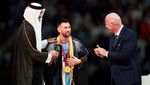 Gaya Lionel Messi Pakai Jubah Hitam ala Ksatria Arab!