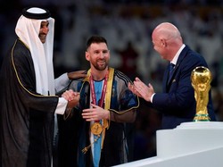 Usut punya usut, jubah hitam yang dipakai oleh Lionel Messi itu memiliki nama Beshth/Bisht. Jubah tradisional ini memiliki makna khusus. Foto: Getty Images/Quality Sport Images  