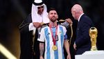Gaya Lionel Messi Pakai Jubah Hitam ala Ksatria Arab!