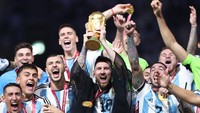 Argentina mengawali Piala Dunia 2022 dengan kekalahan mengejutkan ketika melawan Arab Saudi. Tapi itu tak menghalangi langkah Messi cs menjadi kampiun. Foto: Getty Images/Julian Finney
