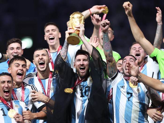 LUSAIL CITY, QATAR - DECEMBER 18: Lionel Messi of Argentina lifts the FIFA World Cup Qatar 2022 Winner's Trophy during the FIFA World Cup Qatar 2022 Final match between Argentina and France at Lusail Stadium on December 18, 2022 in Lusail City, Qatar. (Photo by Julian Finney/Getty Images)