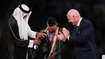 Gaya Lionel Messi Pakai Jubah Hitam ala Ksatria Arab!