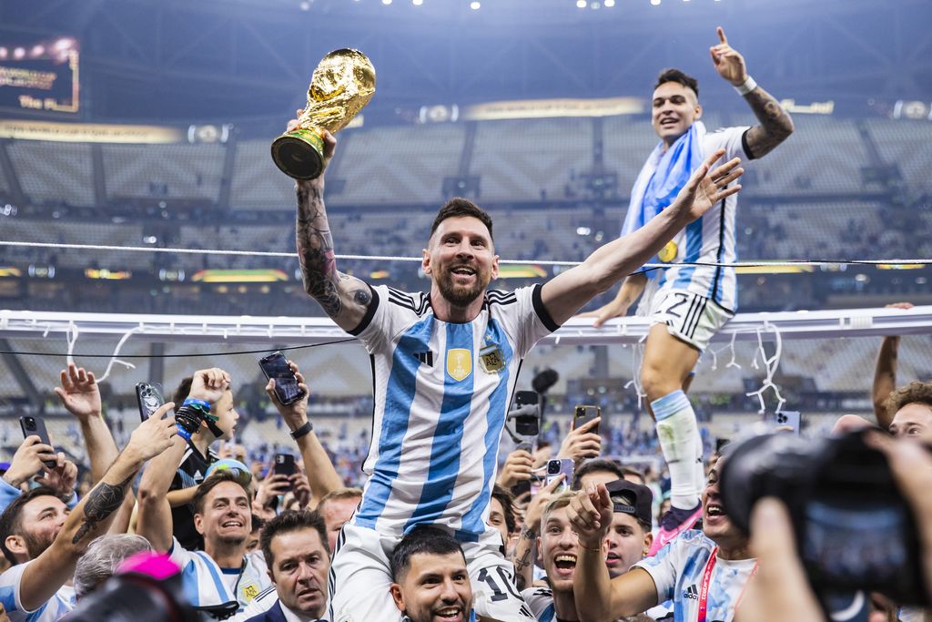 18 December 2022, Qatar, Lusail: Soccer: World Cup, Argentina - France, final round, final, Lusail Stadium, Argentina's Lionel Messi (l) and Lautaro Martínez celebrate with the World Cup trophy. Photo: Tom Weller/dpa (Photo by Tom Weller/picture alliance via Getty Images)