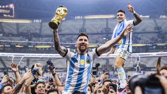 18 December 2022, Qatar, Lusail: Soccer: World Cup, Argentina - France, final round, final, Lusail Stadium, Argentinas Lionel Messi (l) and Lautaro Martínez celebrate with the World Cup trophy. Photo: Tom Weller/dpa (Photo by Tom Weller/picture alliance via Getty Images)