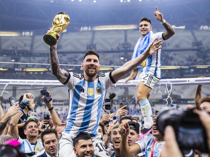 18 December 2022, Qatar, Lusail: Soccer: World Cup, Argentina - France, final round, final, Lusail Stadium, Argentina's Lionel Messi (l) and Lautaro Martínez celebrate with the World Cup trophy. Photo: Tom Weller/dpa (Photo by Tom Weller/picture alliance via Getty Images)