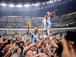 Lionel Messi Angkat Trofi Piala Dunia Bikin Rekor dan Gaduh di Twitter Pada 2022