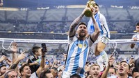 Hasil kamera menunjukkan Lionel Messi menggenggam trofi Piala Dunia dengan Lautaro Martinez sebagai latar belakangnya! (Foto: dpa/picture alliance via Getty I/picture alliance)