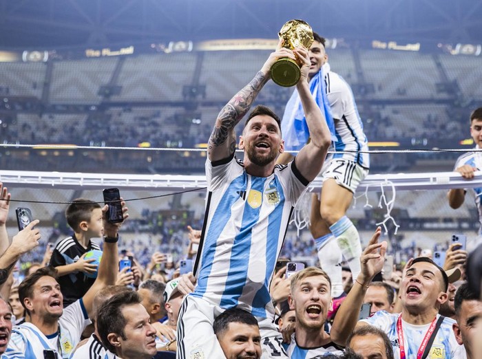 18 December 2022, Qatar, Lusail: Soccer: World Cup, Argentina - France, final round, final, Lusail Stadium, Argentina's Lionel Messi (l) and Lautaro Martínez celebrate with the World Cup trophy. Photo: Tom Weller/dpa (Photo by Tom Weller/picture alliance via Getty Images)
