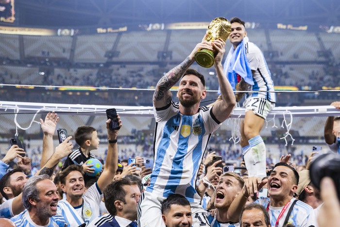 18 December 2022, Qatar, Lusail: Soccer: World Cup, Argentina - France, final round, final, Lusail Stadium, Argentinas Lionel Messi (l) and Lautaro Martínez celebrate with the World Cup trophy. Photo: Tom Weller/dpa (Photo by Tom Weller/picture alliance via Getty Images)