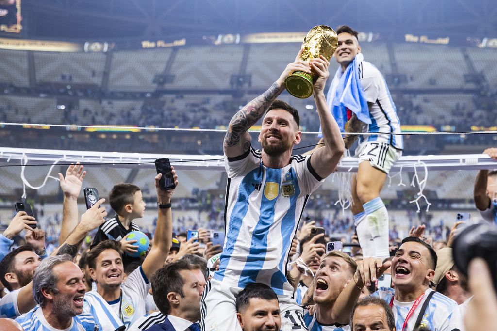 18 December 2022, Qatar, Lusail: Soccer: World Cup, Argentina - France, final round, final, Lusail Stadium, Argentina's Lionel Messi (l) and Lautaro Martínez celebrate with the World Cup trophy. Photo: Tom Weller/dpa (Photo by Tom Weller/picture alliance via Getty Images)