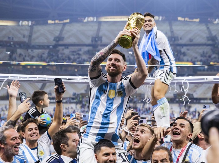 18 December 2022, Qatar, Lusail: Soccer: World Cup, Argentina - France, final round, final, Lusail Stadium, Argentina's Lionel Messi (l) and Lautaro Martínez celebrate with the World Cup trophy. Photo: Tom Weller/dpa (Photo by Tom Weller/picture alliance via Getty Images)