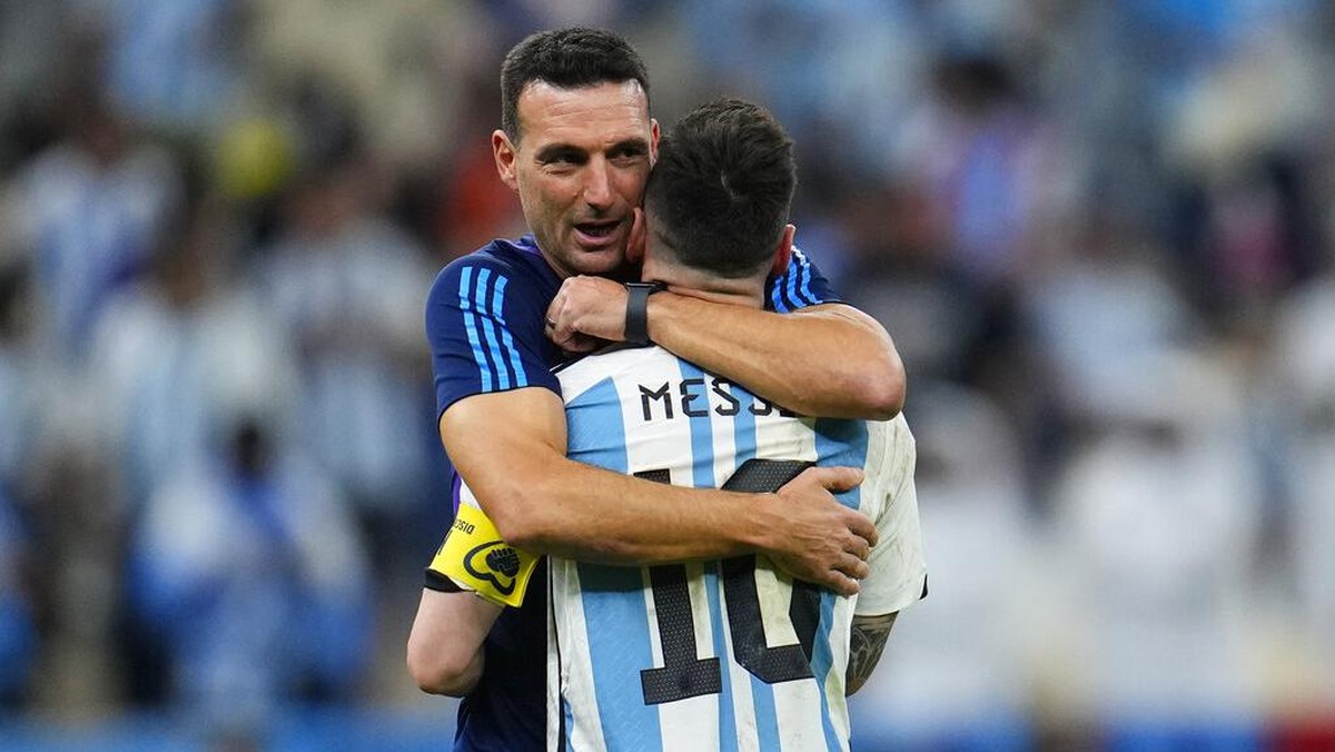 Lionel Scaloni memeluk Lionel Messi. (Foto: AP/Natacha Pisarenko)