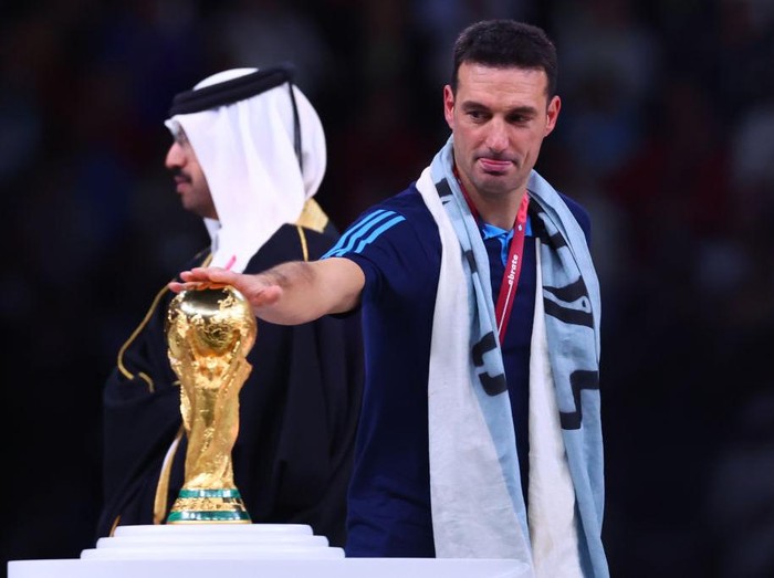 18 December 2022, Qatar, Lusail: Soccer, World Cup 2022 in Qatar, Argentina - France, Final, at Lusail Stadium, Argentina's coach Lionel Scaloni touches the World Cup trophy. Photo: Tom Weller/dpa (Photo by Tom Weller/picture alliance via Getty Images)