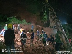 Longsor Timbun Peternak Kambing di Sumedang