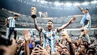 Messi tampil cemerlang dalam membawa Argentina mengalahkan Prancis dalam final yang berjalan dramatis. Posenya yang satu ini sungguh mengingatkan akan momen lain yang dilakukan Maradona. Foto: Getty Images/Marvin Ibo Guengoer - GES Sportf