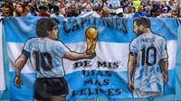 Dan di Piala Dunia 2022, tongkat estafet juara Piala Dunia akhirnya benar-benar berpindah dari tangan Maradona ke Messi. Foto: Getty Images/Simon M Bruty