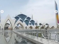 Duh...Kolam di Masjid Al Jabbar Jadi Tempat Renang Pengunjung