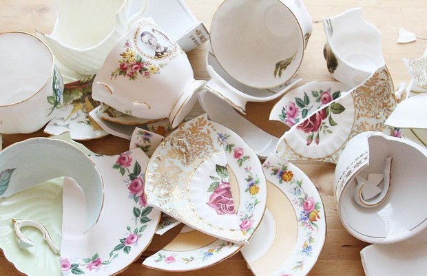 Melempar Piring Orang Denmark mempercayai bahwa melempar piring dapat membawa keberuntungan