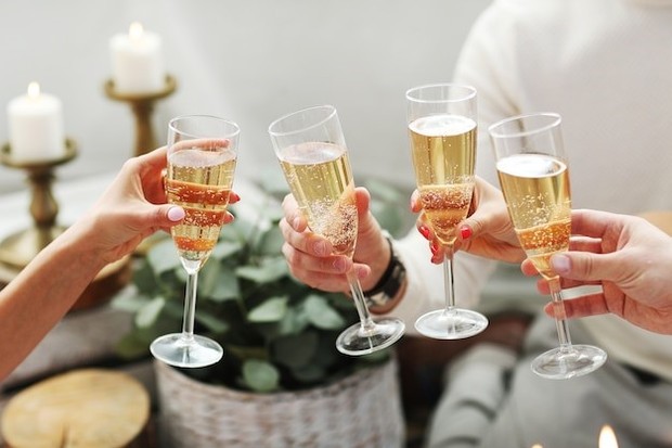 Meminum Champagne Orang Perancis memiliki tradisi meminum champagne atau wine untuk merayakan malam tahun baru