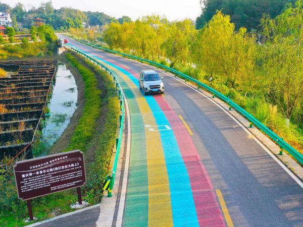 Menelusuri Jalanan Bernada Penuh Warna di China