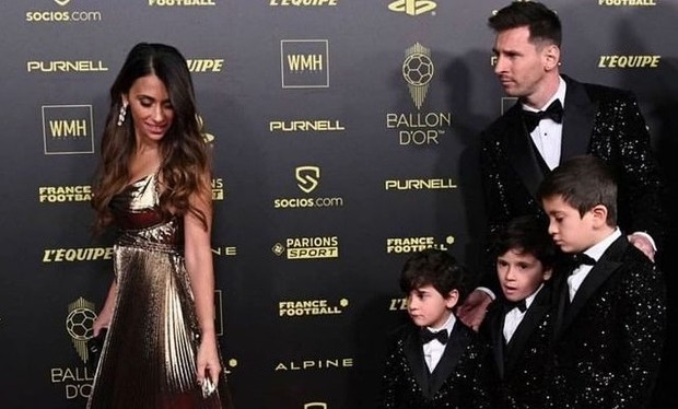 Messi, Roccuzzo, dan Ketiga Anaknya Dalam Acara Ballon D'or/foto:instagram/@antonelaroccuzo Messi, Roccuzzo, dan Ketiga Anaknya Dalam Acara Ballon D'or