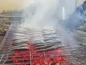 10 Gaya Nyeleneh Netizen Saat Bakar Makanan, Pakai Troli hingga Pagar