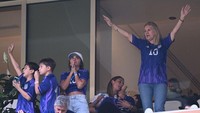 Istri Lionel Messi Antonela Roccuzzo (tengah), anak-anak, ibu Celia Maria Cuccittini (kanan) dan ayah Jorge Messi (bawah) menunggu di tribun untuk pertandingan sepak bola final Piala Dunia Qatar 2022 antara Argentina vs Prancis di Stadion Lusail di Lusail, utara Doha, Minggu (18/12/2022). Kirill Kudryavtsev/AFP/Getty Images  