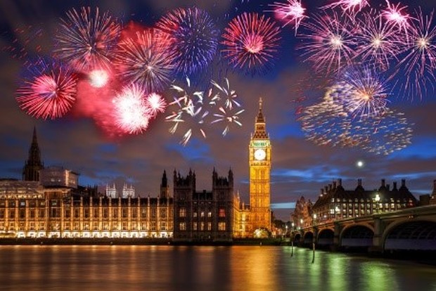 New Years Eve over Big Ben in London Perayaan kembang api yang sangat meriah di sekitar menara Big Ben