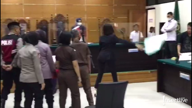Nikita Mirzani Emosi Lempar Berkas dan Dorong Mik Saat Sidang, Kenapa?