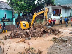 Turunkan Alat Berat, Pemkab Sumedang Normalisasi Sungai Cisurupan