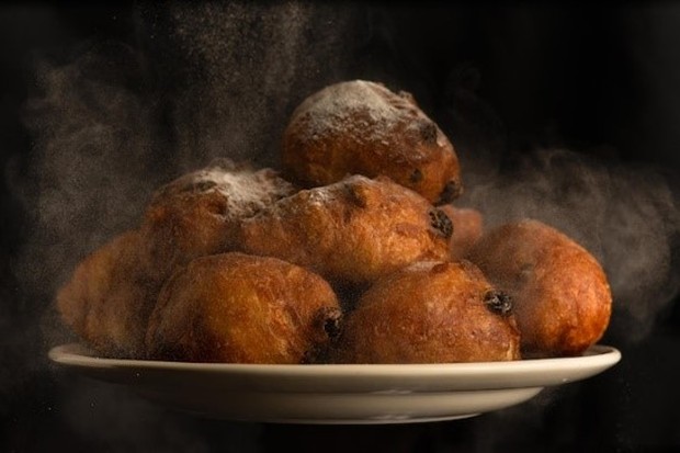 Oliebollen Orang Belanda memakan oliebollen saat merayakan pergantian tahun