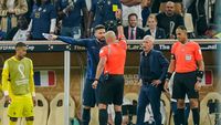 Momen Emosional Giroud: Banting Botol, Lempar Jaket, Dikartu Kuning